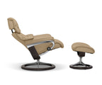 Poltrona reclinabile e poggiapiedi Stressless® Reno con base Signature - Sabbia