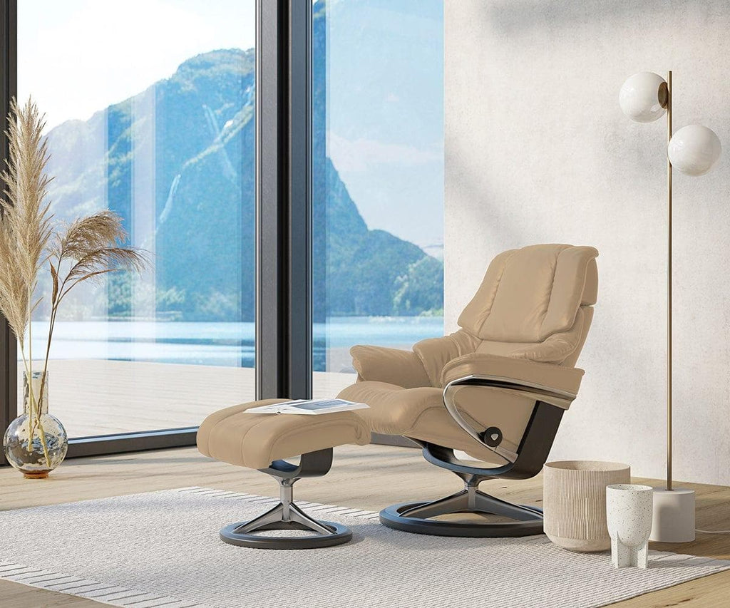 Poltrona reclinabile e poggiapiedi Stressless® Reno con base Signature - Sabbia