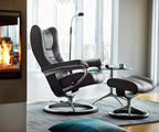 Poltrona reclinabile e poggiapiedi Stressless® Wing con base Signature - Nero