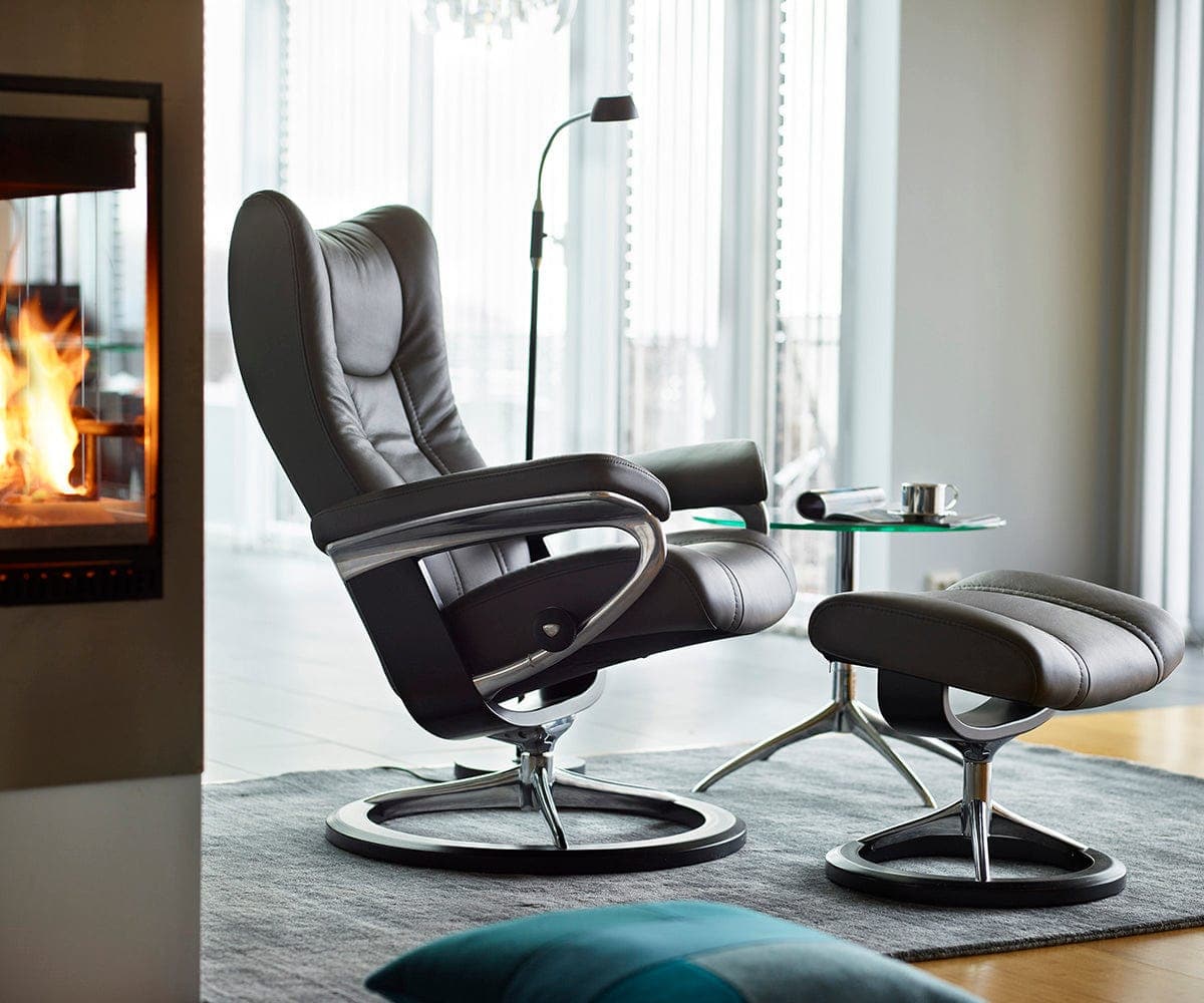 Poltrona reclinabile e poggiapiedi Stressless® Wing con base Signature - Nero