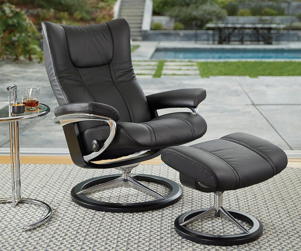 Poltrona reclinabile e poggiapiedi Stressless® Wing con base Signature - Nero