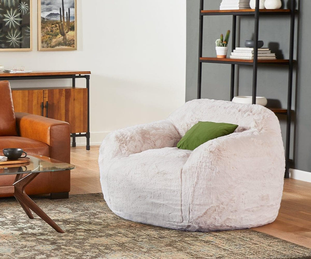 Grandi piante grasse finte disposte in vaso