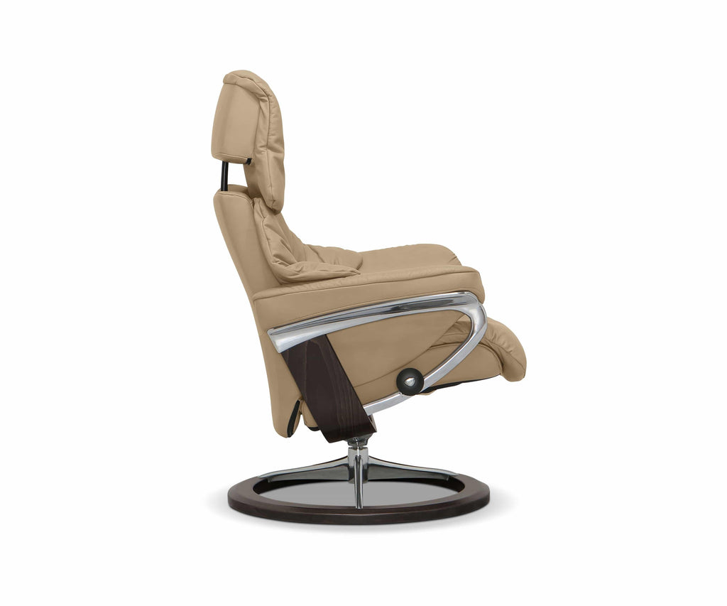 Poltrona reclinabile e poggiapiedi Stressless® Reno con base Signature - Sabbia